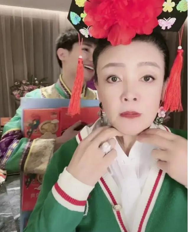 文文直播边跳边卖货，7000粉丝狂送礼！做直播，她比张兰有料