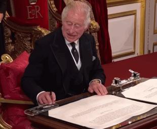 73岁查尔斯刚登基就身体堪忧？手指红肿像香肠，被拍到暴怒视频