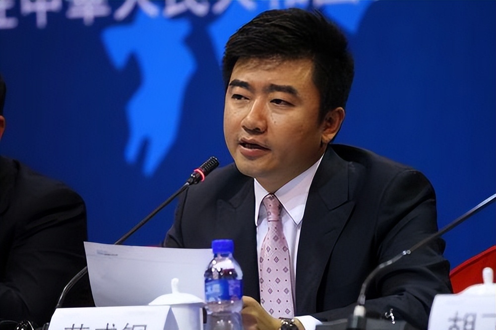 参加克林顿私人聚会的央视主持芮成钢，坐牢六年，出狱后怎样了？