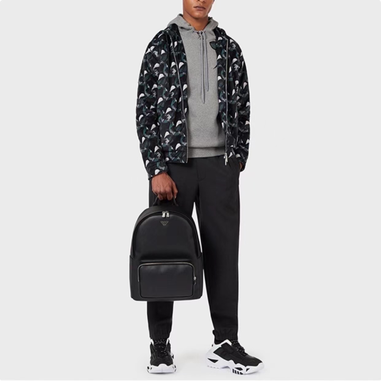 轻奢双肩包女款名牌清仓,适合男士背的轻奢双肩包