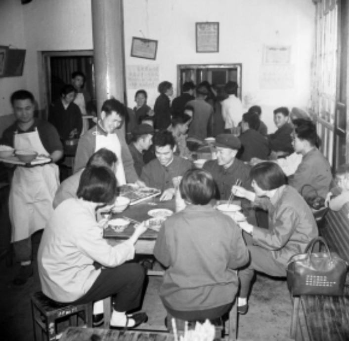 70年代下馆子的人现在是什么水平,70年代下馆子大概多少钱