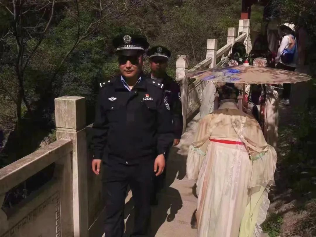 户政窗口周末开辟“学生*证办**”专场【三分钟速览成县公安动态】