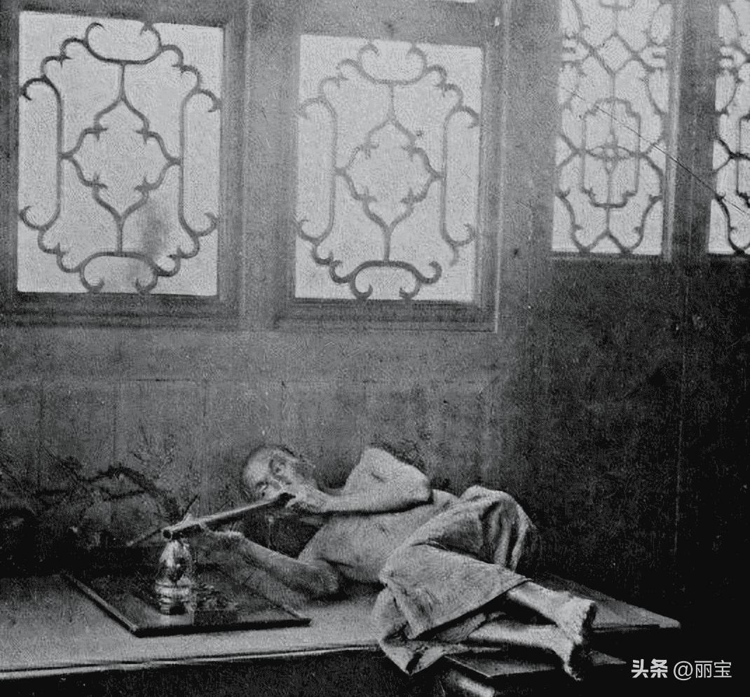 日军当着国军的面杀俘虏,日军侵华兽行