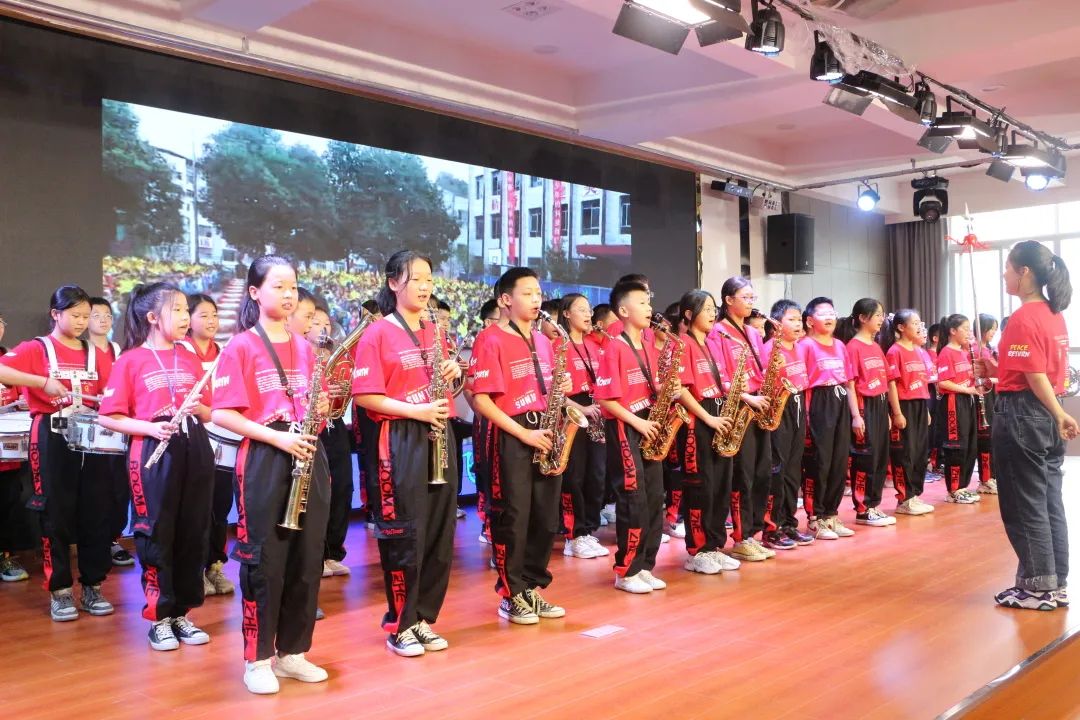 万二小举行2016级毕业典礼暨毕业班综合素质拓展活动