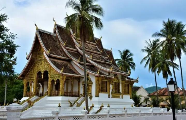 老挝小城梦想成深圳，流行使用人民币，卖中国货，快递直发中国