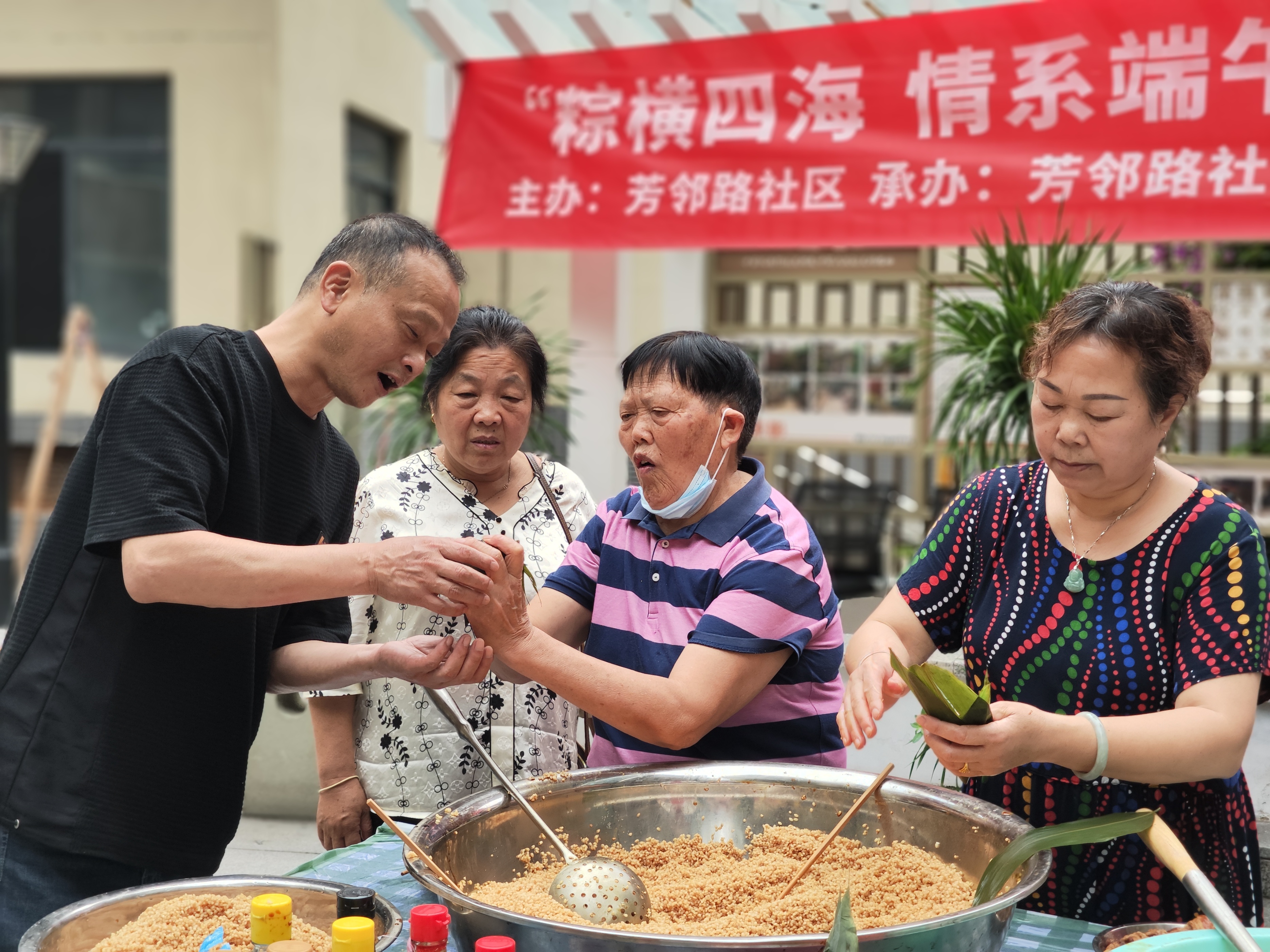 围里社区端午节包粽子大型活动,花园社区端午节包粽子活动