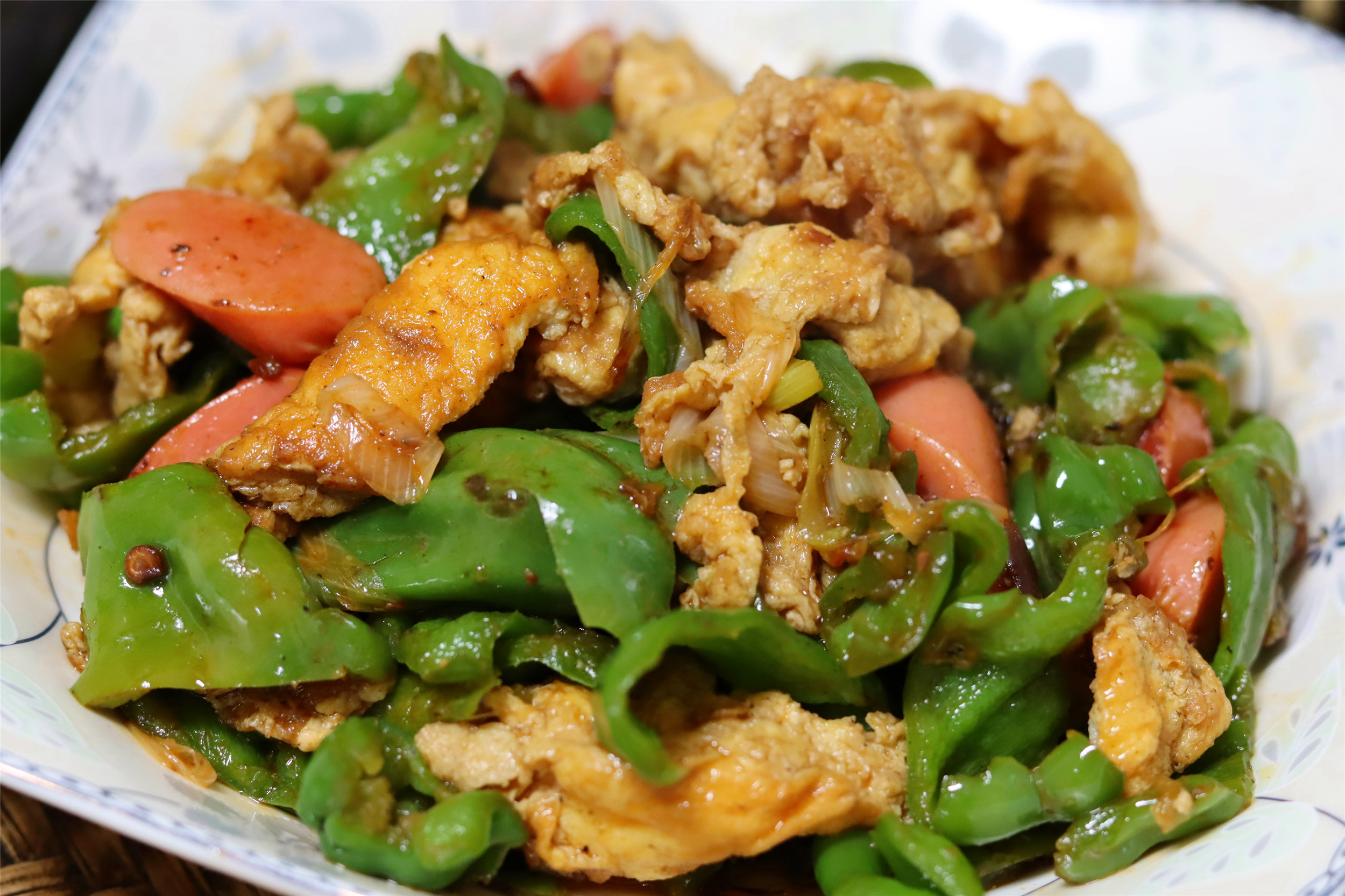 怎么炒辣椒炒肉辣椒不变色,油炒干辣椒怎样保持酥脆