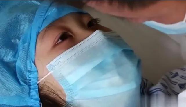 八岁女孩为救妈妈自愿捐骨髓,白血病儿童捐献骨髓