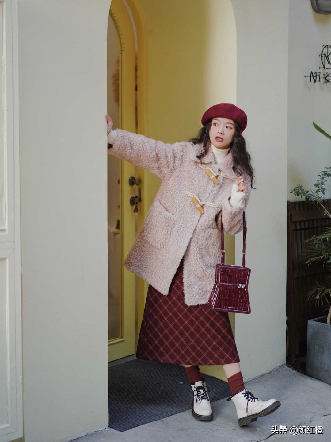 又火了一种穿法叫“羊毛羔外套+半身裙”，洋气精致还保暖，太美