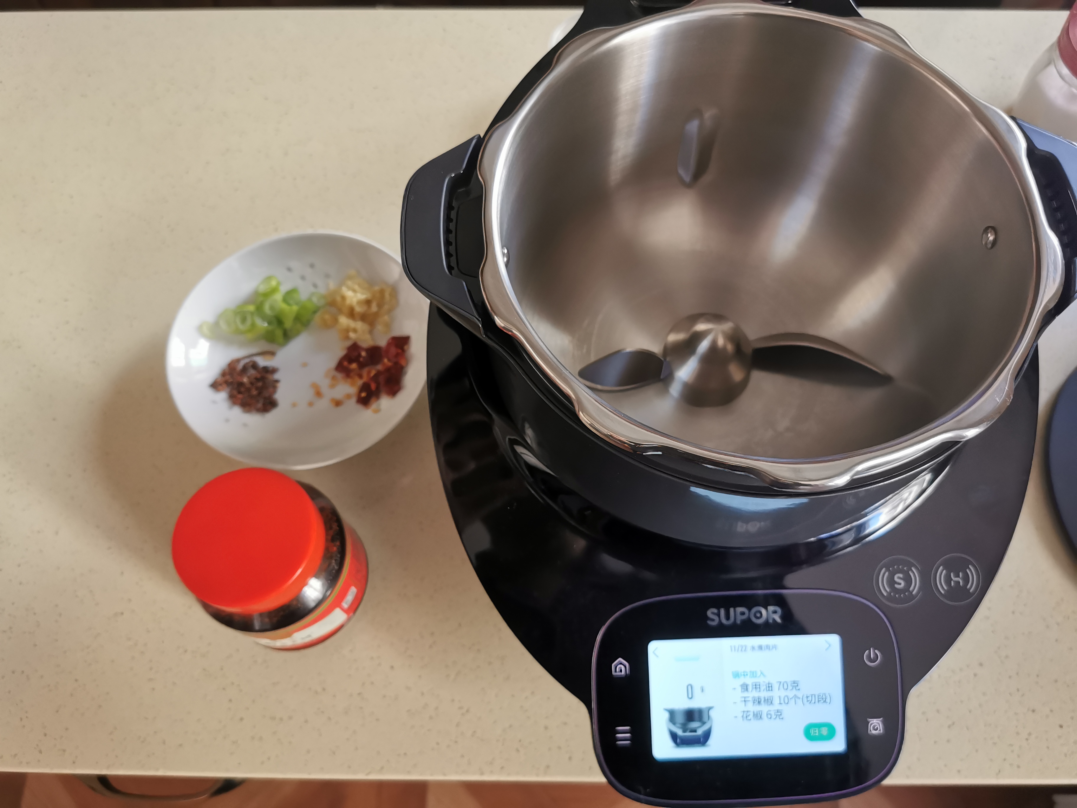 黑科技与顶级大厨交锋,厨房黑科技苏泊尔小c主厨料理机