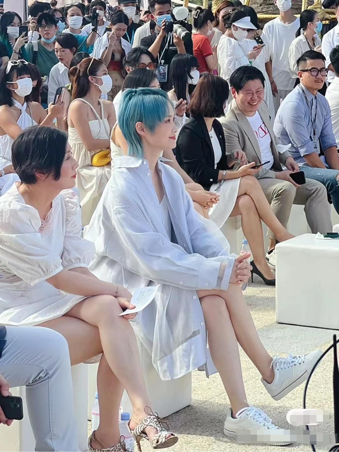 亮眼李宇春现身机场,李宇春短裤闪耀红毯