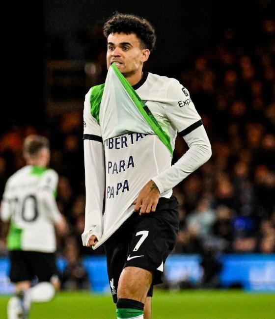 英超进球后纪念自己的父亲,英超球员进球后举老爸照片