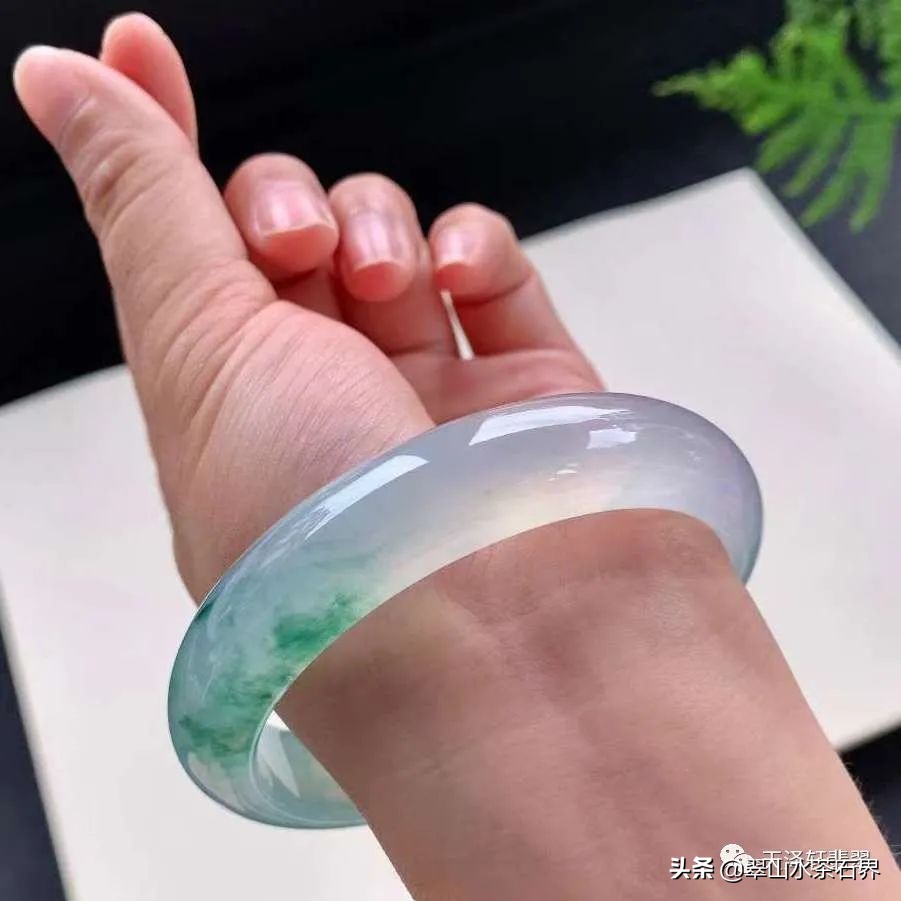 黑乌鸡翡翠手镯等级,翡翠手镯的种水八个等级及价格