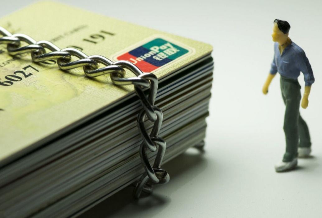 男子入狱前欠银行20万三年变120万,男子欠银行3.1万元13年后欠40万