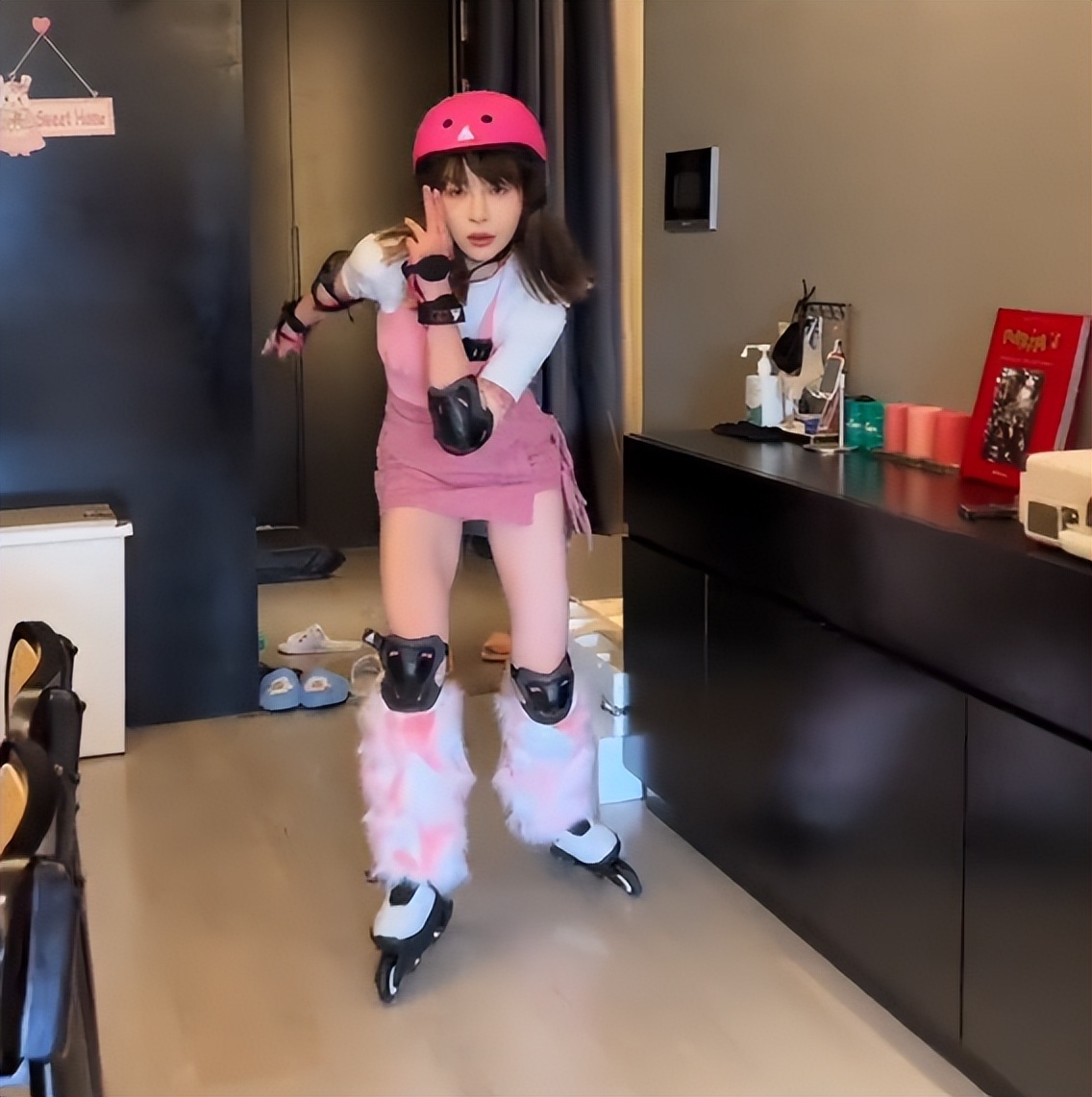 网红痞幼扣扣秀返场，穿短裙玩轮滑秀好身材，网友：离被封不远了