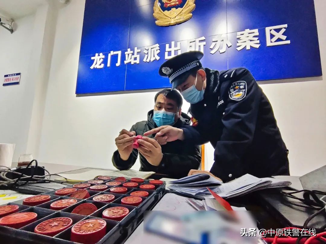 民警查获假章案,黄岛警方打击假章