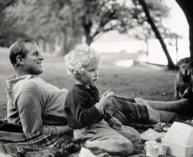 查尔斯和安妮公主兄妹情深,安妮公主和菲利普亲王小时候