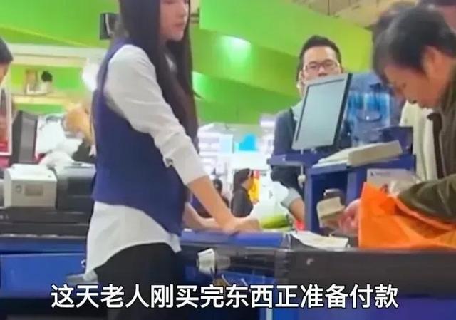 回顾：大妈买奶粉不够钱要打欠条，收银员怒斥：你孙子不是我的崽