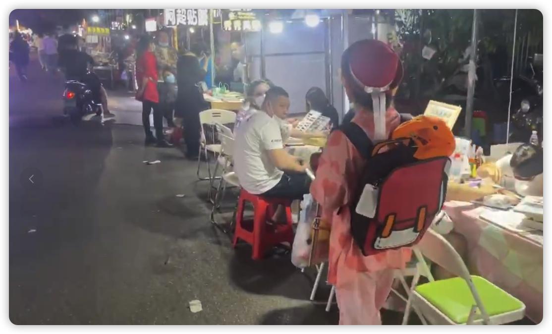 死性不改！豆浆王子在街头公然搭讪小女孩，6年前因猥亵女童入狱