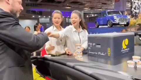 小鹏汽车送冰淇淋,小鹏汽车发冰淇淋