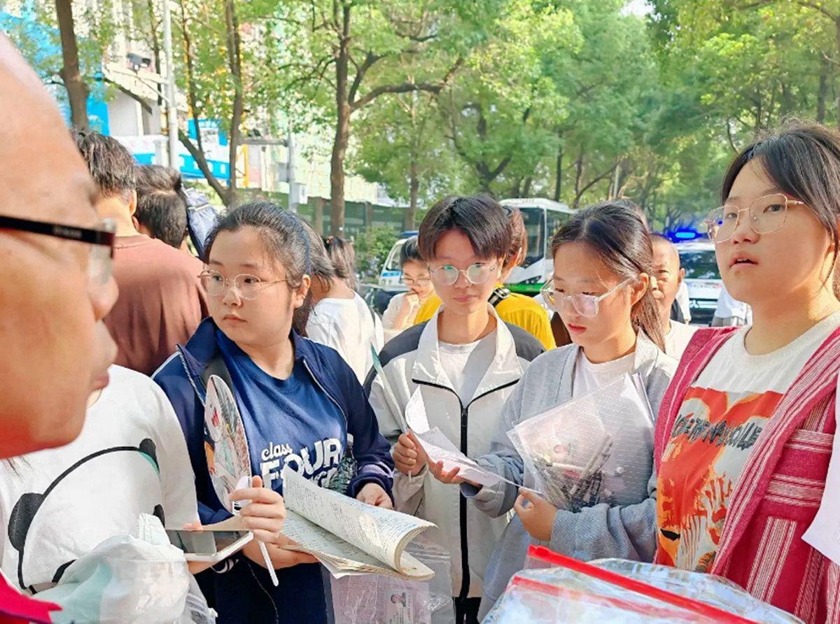 当年说高考题很简单的考生,今年高考提前交卷考得怎么样了