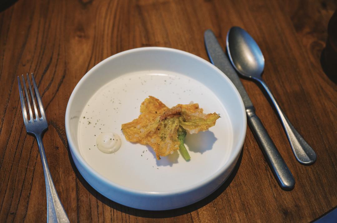 三亚沙滩和碧海蓝天,三亚有清澈的海水和美丽的沙滩