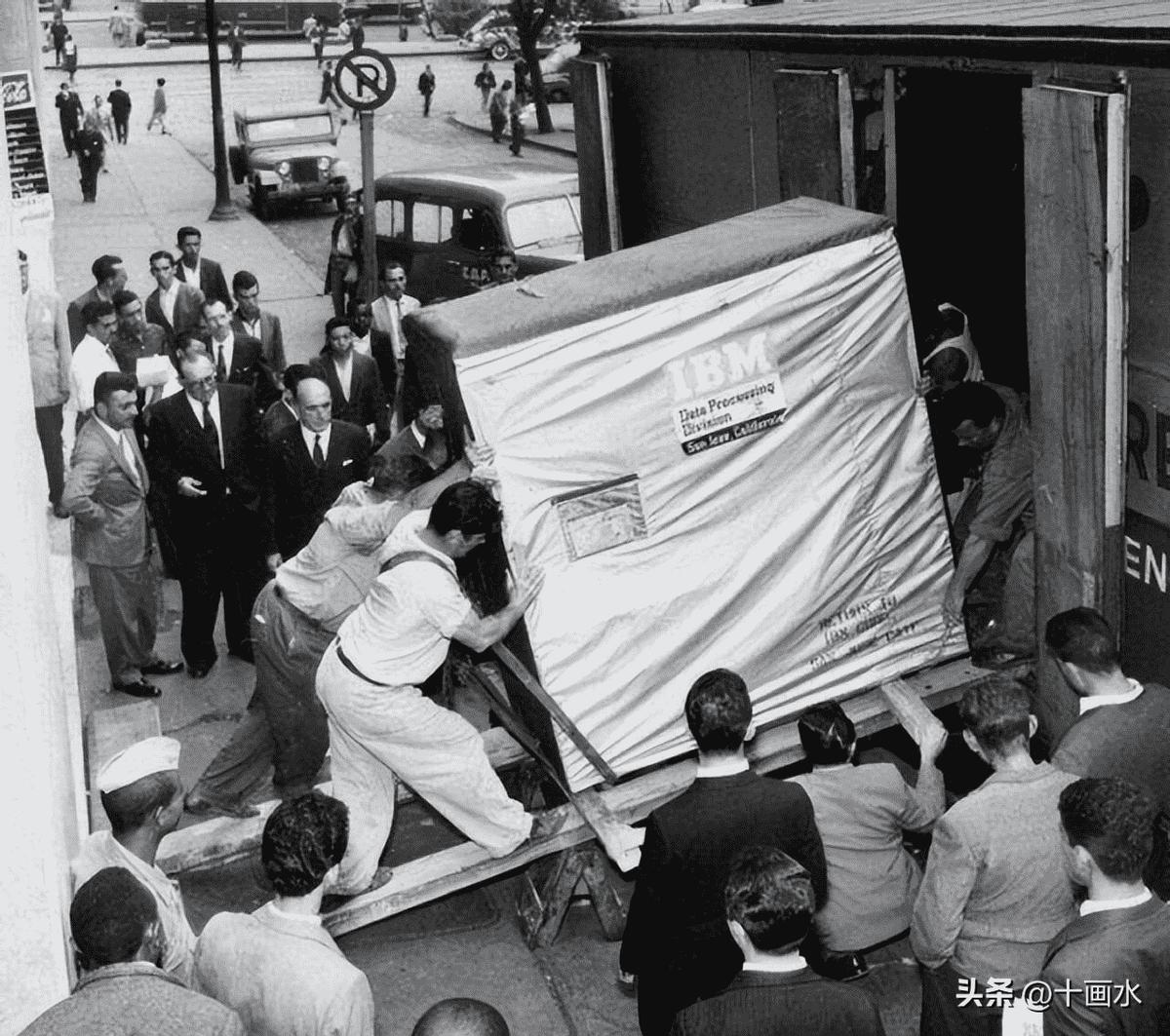 孩子吸吮母亲干瘪的乳房!42年河南饥荒真实场面,比电影残酷十倍