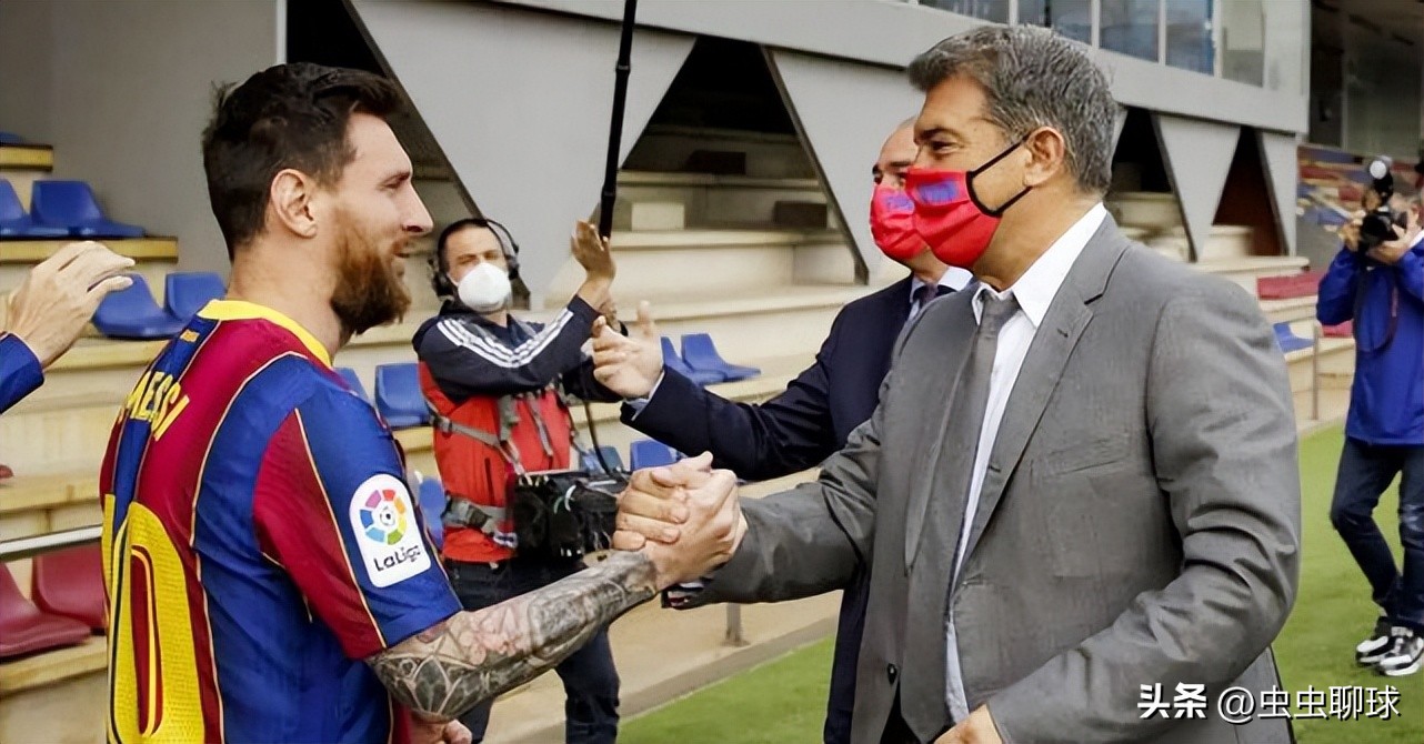 德容斜眼拉波尔塔,梅西发布会德容看拉波尔塔眼神