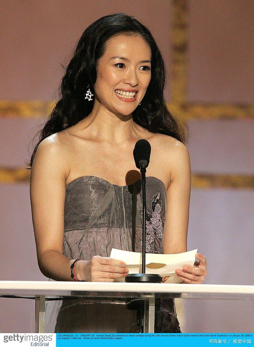 章子怡一袭亮黄长裙亮相红毯,章子怡露肩什么意思