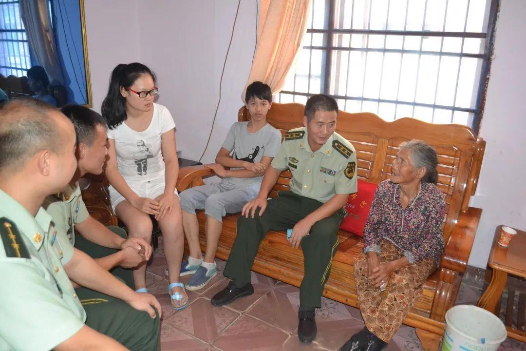 24岁小伙与85岁老奶奶婚纱照,江西24岁小伙与85岁老太婚纱照