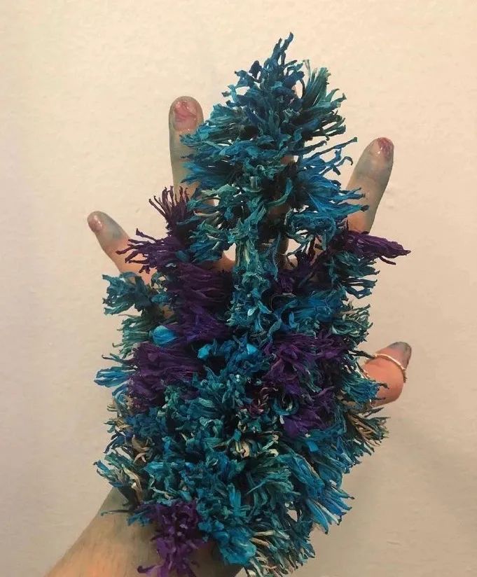 将鲜花封存,变成华服,玩转自然材料的日本设计师