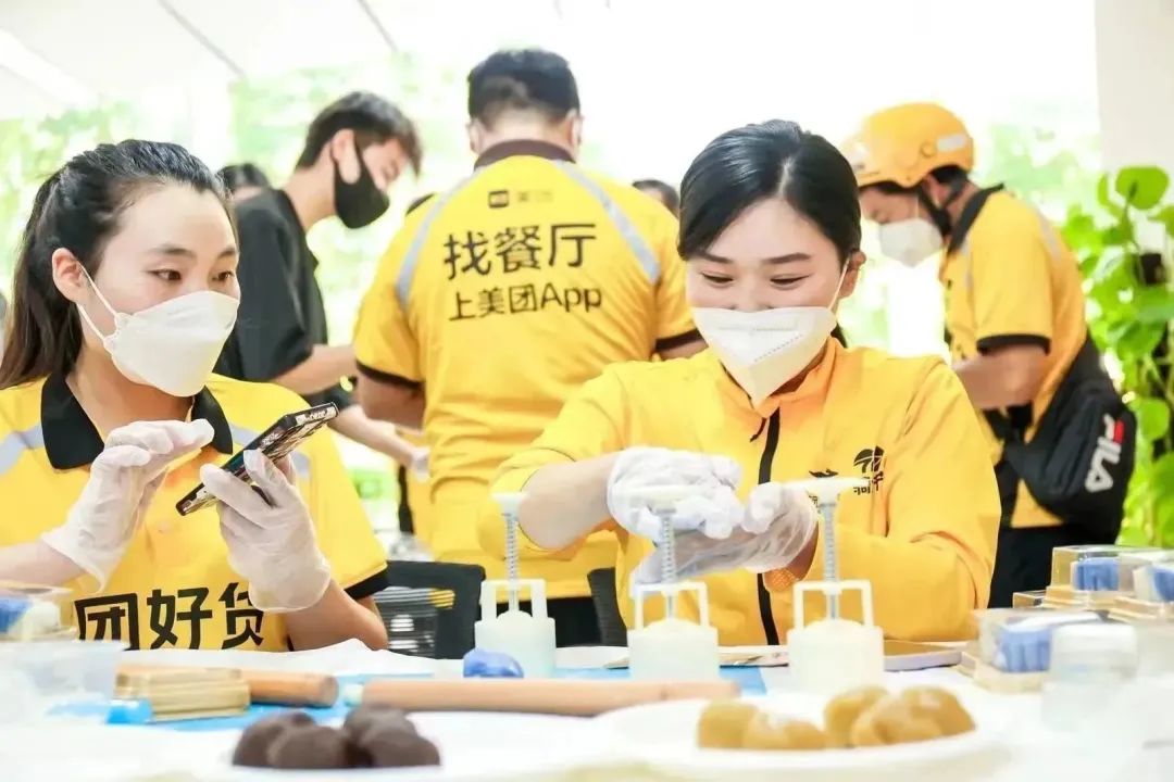 一个拥有33栋税收过亿楼宇的街道，却忙着为快递外卖小哥张罗这些事→