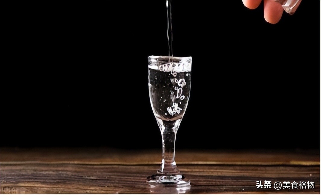 茅台为什么要送小杯子呢,买茅台时送的酒杯是干嘛用的