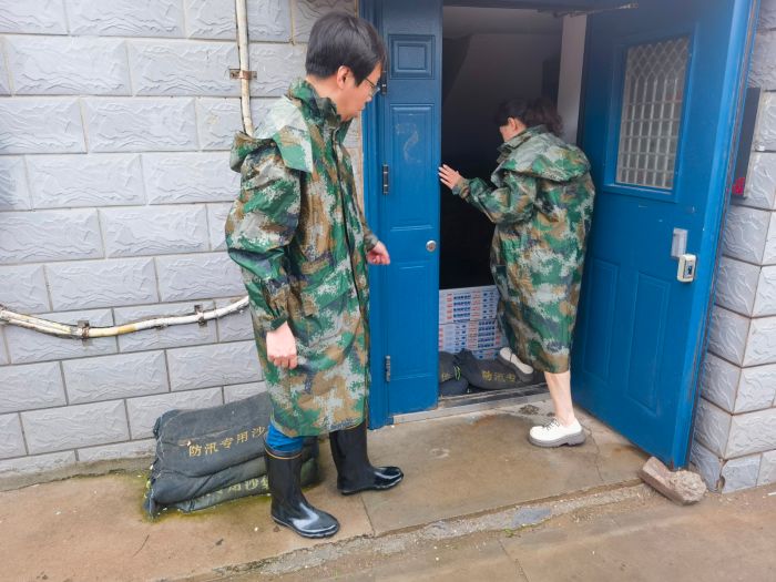 严阵以待防大汛筑牢群众安全线,时刻紧绷防汛弦全力筑牢安全墙