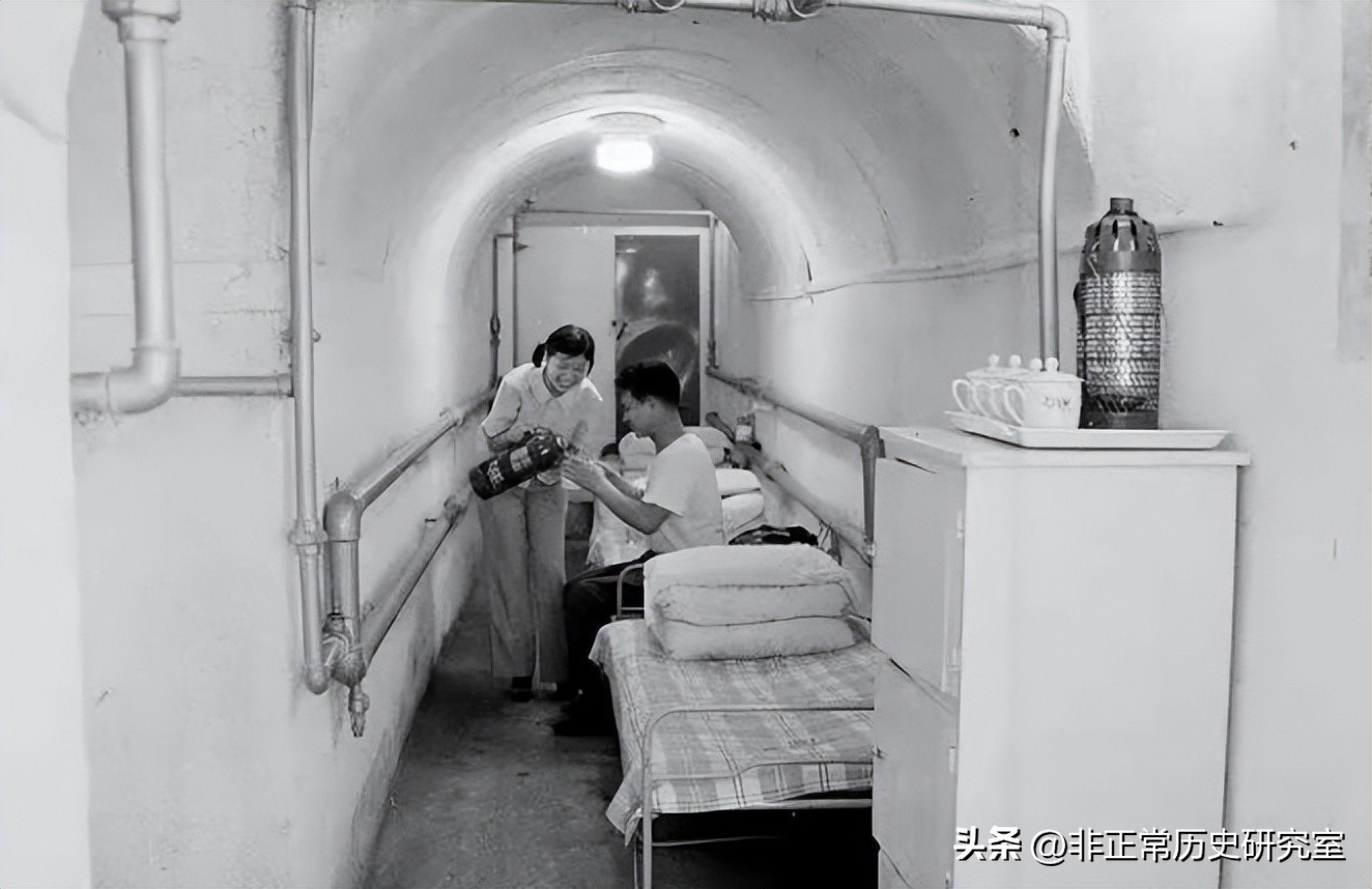 老照片：80年代的北京生活风貌，火车上供应茅台，牛肉一块八一斤