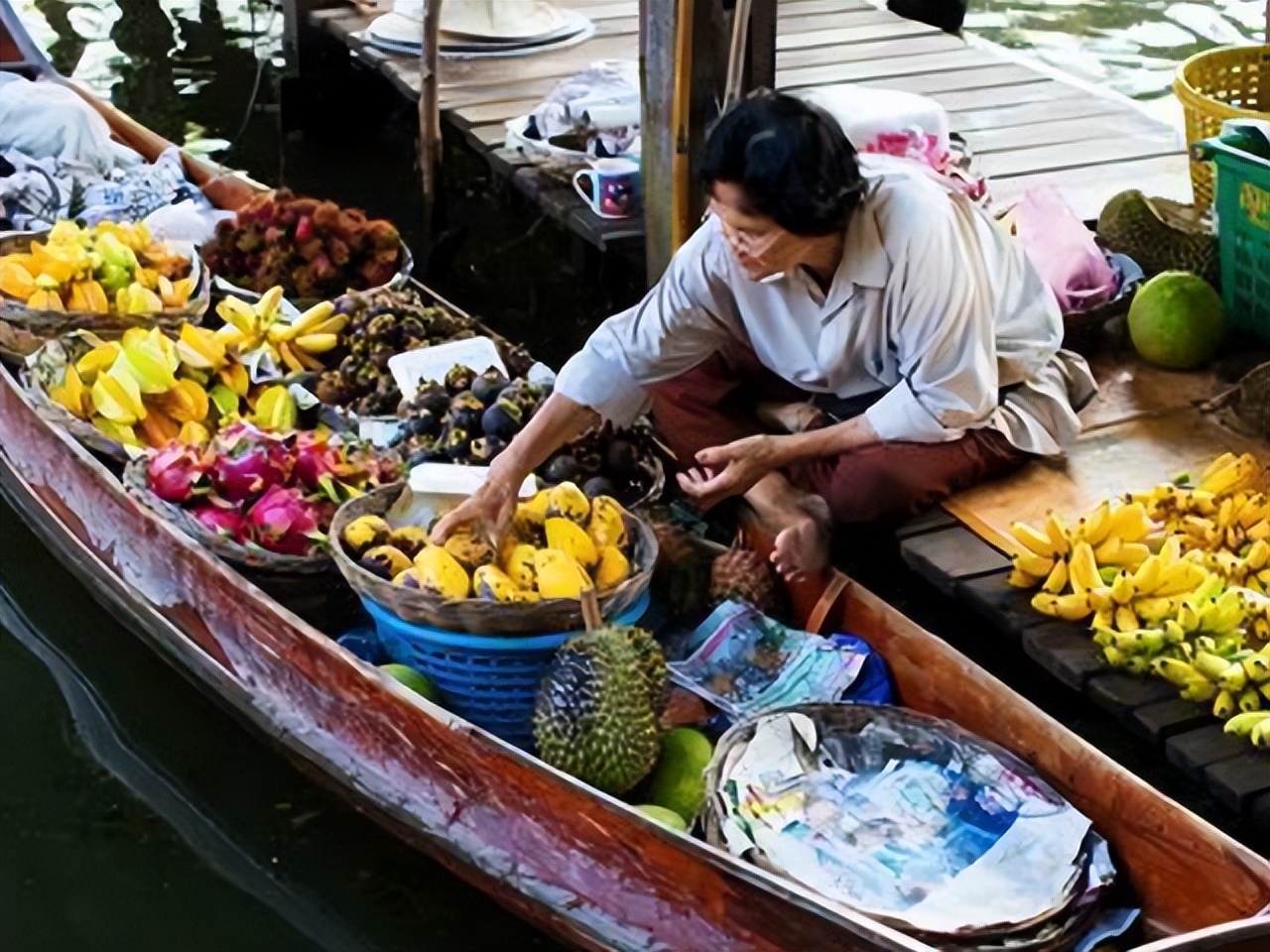 泰国水上卖船的视频,泰国水上市场卖鱼视频
