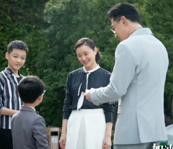 光鲜亮丽背后谁不是一地的鸡毛,光鲜亮丽的背后都是一地鸡毛