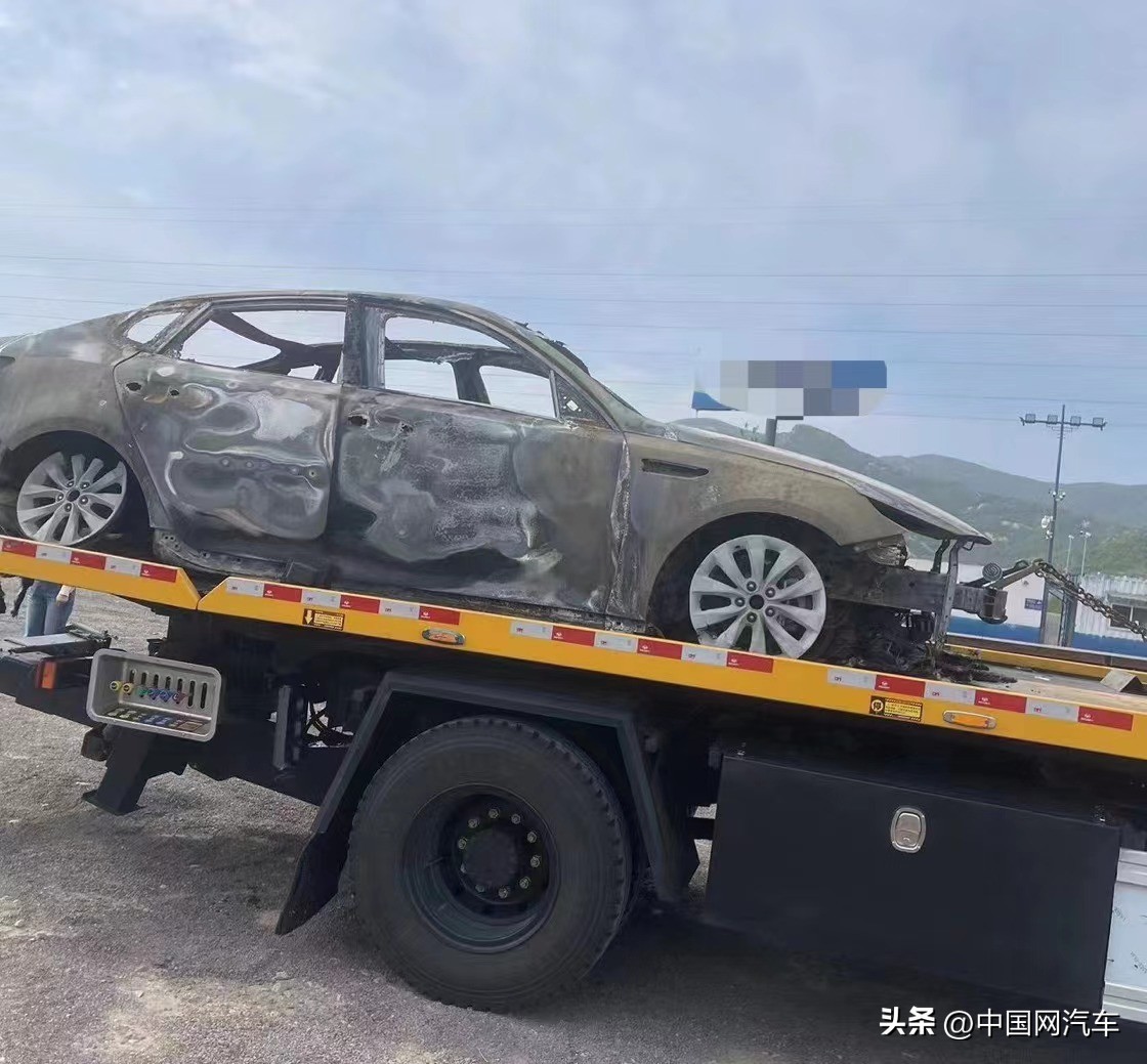 起亚k5高速路突发自燃致烧毁,起亚k5车突然路上着火