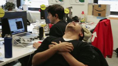 美女们一丝不挂就出门了，竟无人看出这是画的，网友：行为艺术吧