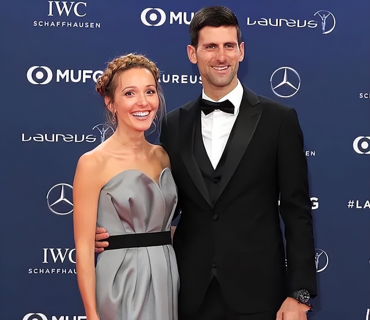 德约现身球场练习,德约帅气背身救球