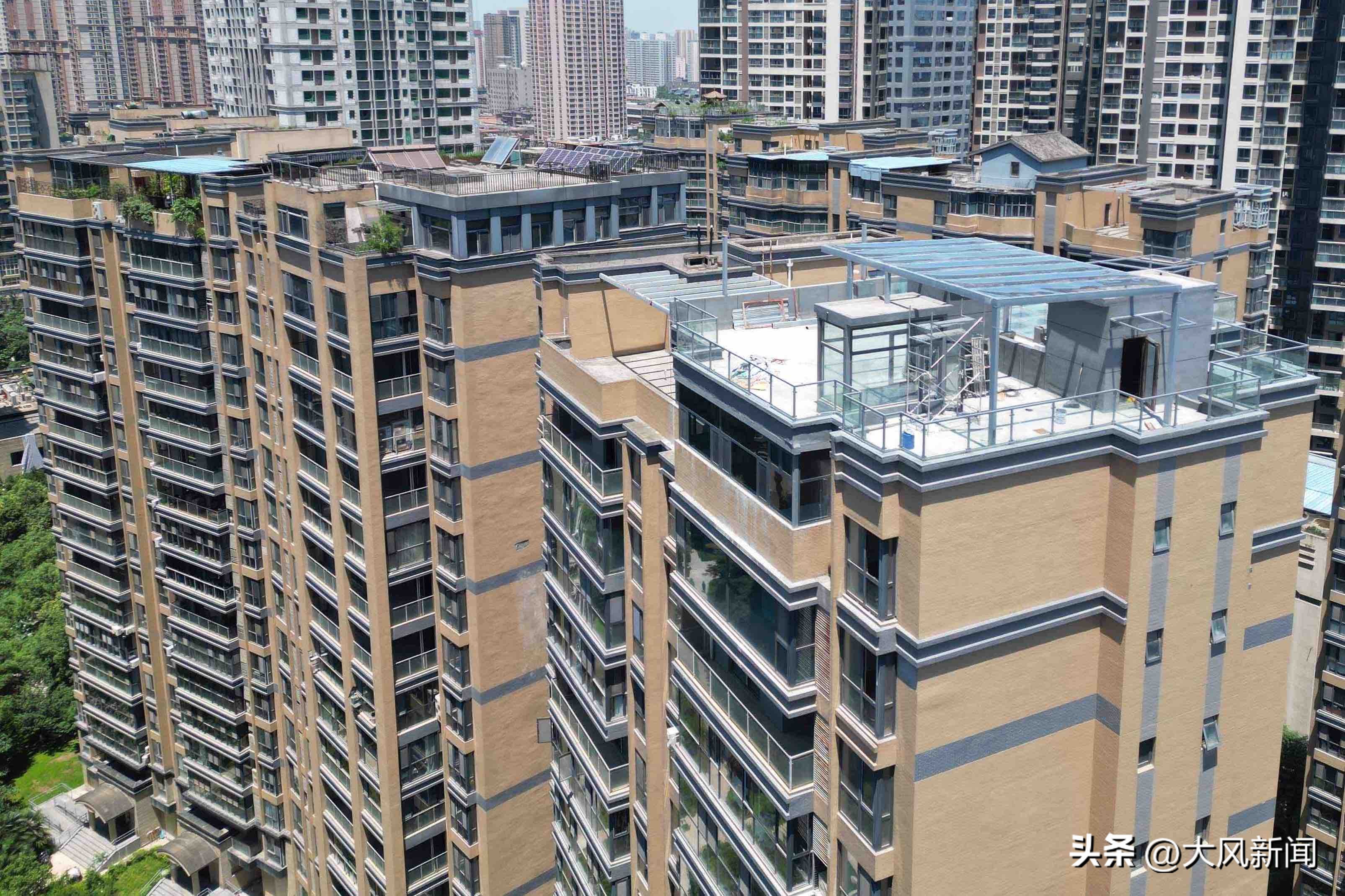 楼顶违建被拆除业主连称亏大了,业主顶楼违建拆除