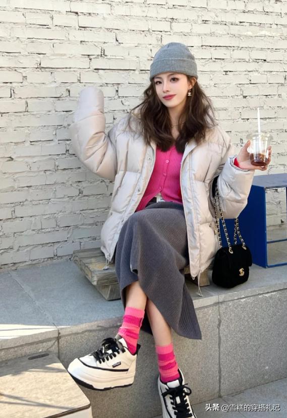 年轻人穿什么灰色好看,米灰色适合什么肤色的人穿