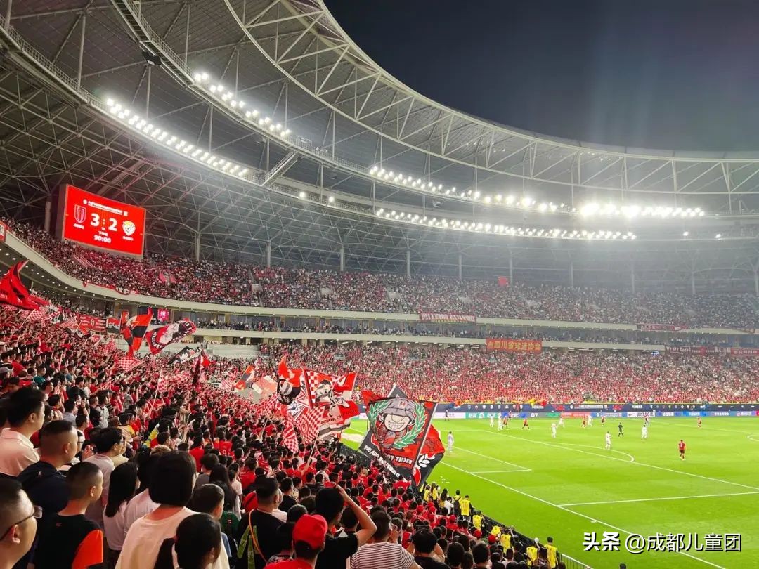 老球迷泪流满面,老球迷已泪流满面