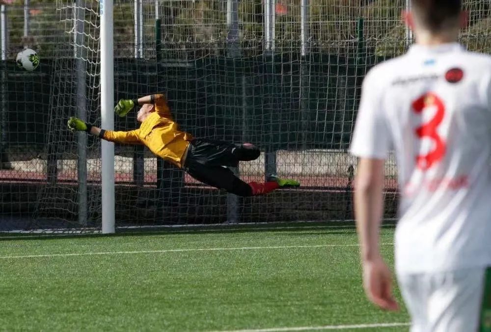 足球少年一路前行,足球少年逆风而行