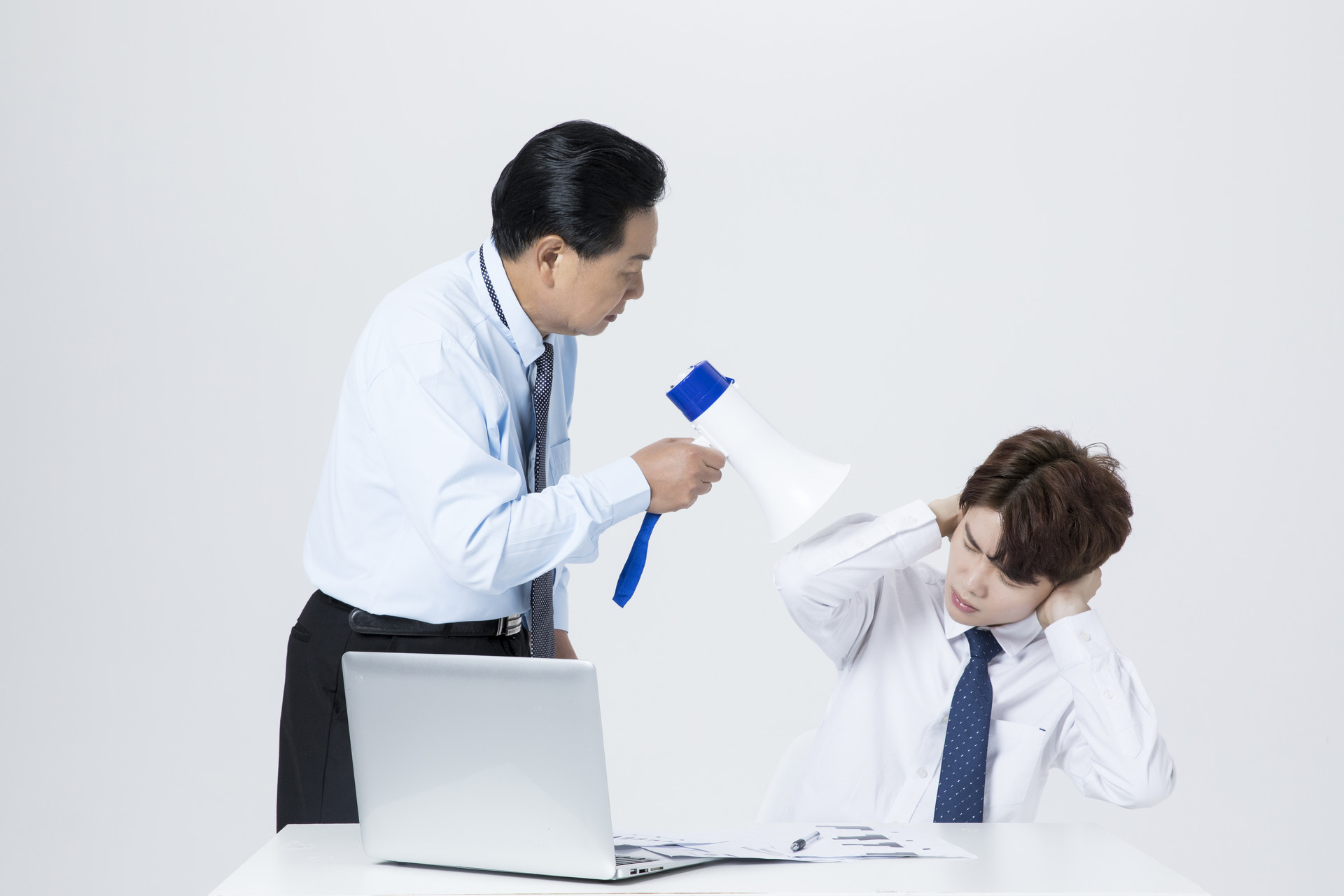 下属逼着领导决策如何应对,下属跟你叫板不听命令怎么办