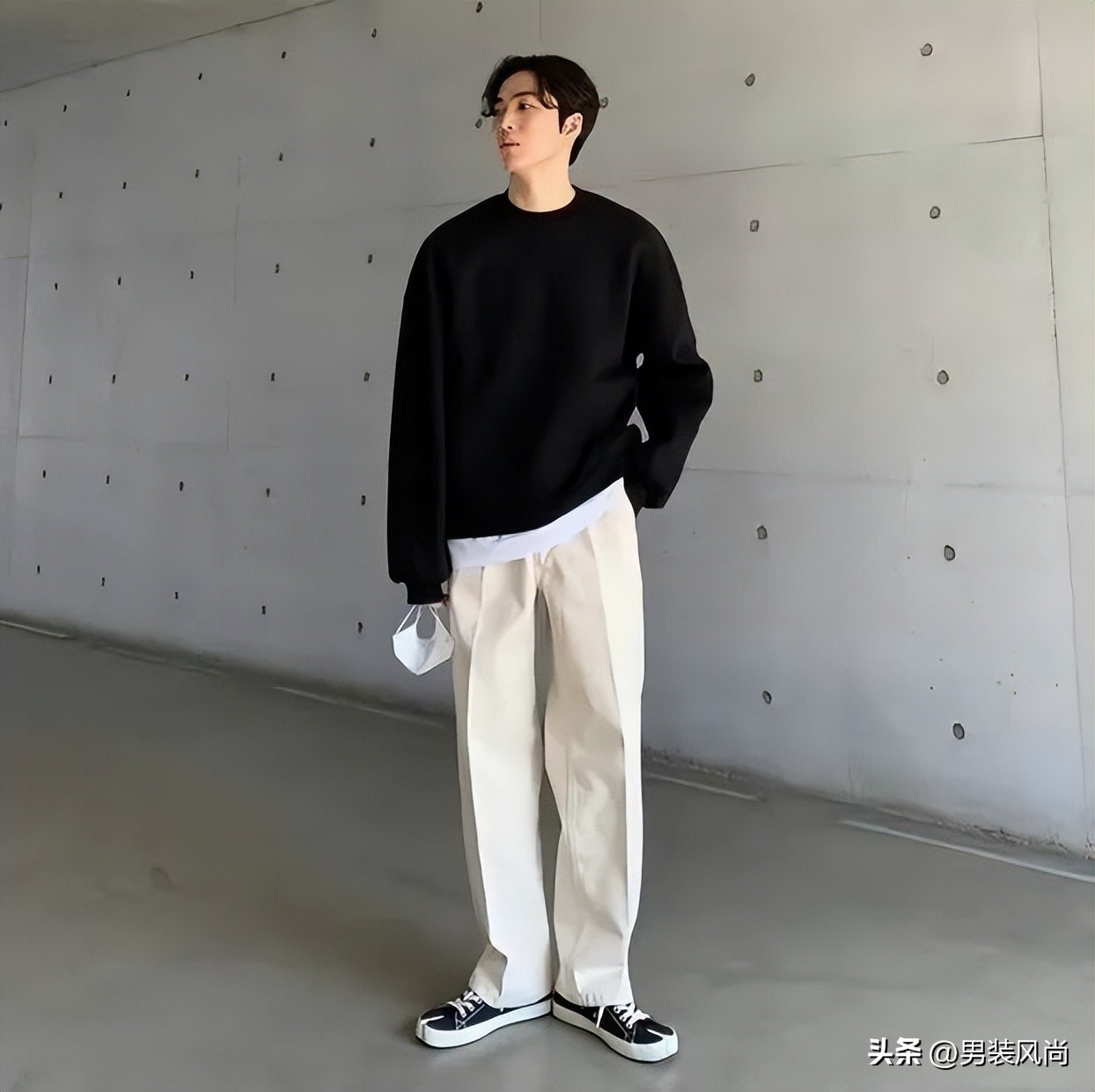 男士白色圆领卫衣怎样穿搭,圆领卫衣里面穿什么打底男士