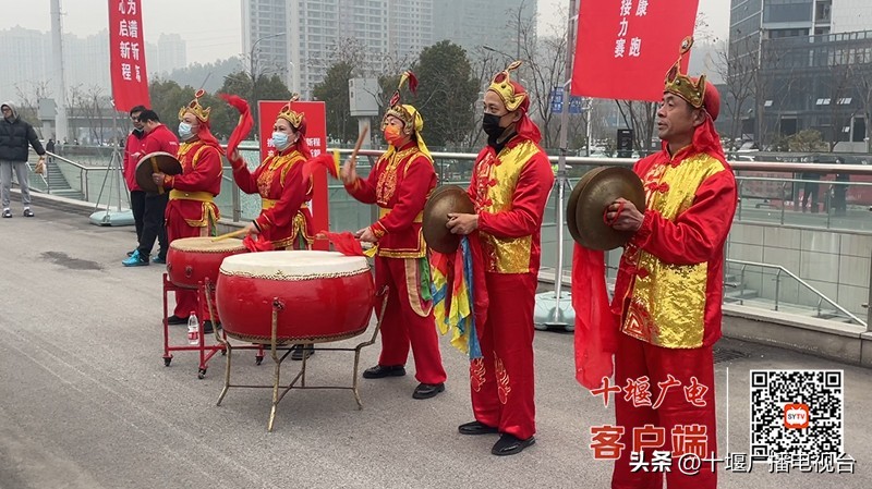 锣鼓拉拉队,锣鼓队欢快