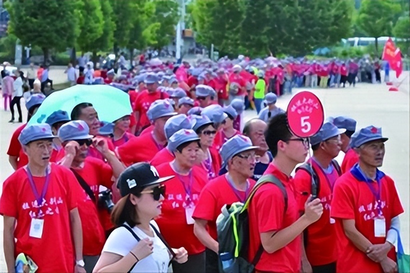 老年人免费旅行团有哪些,年轻人加入老年旅游团真的好