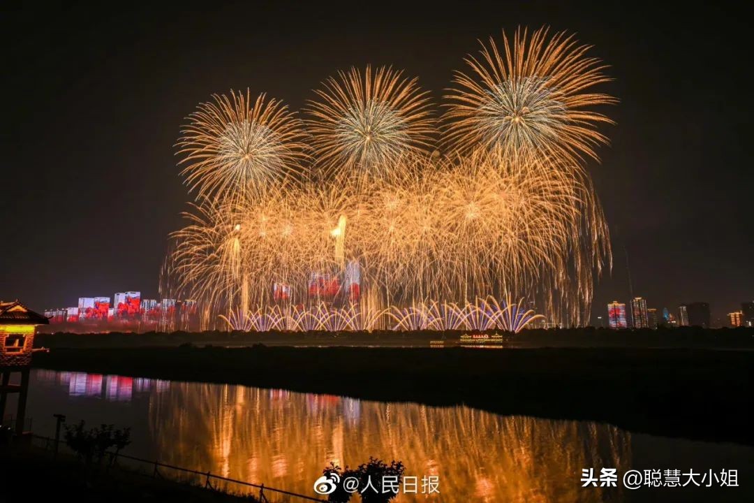 一场烟花登顶热搜！满城美食火成顶流，这座夏日小城太宝藏了！