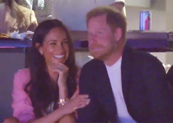 查理普斯和梅根接吻视频,梅根福克斯与男友接吻